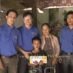 Huyện đoàn Đô Lương tặng quà cho các em học sinh có hoàn cảnh đặc biệt khó khăn